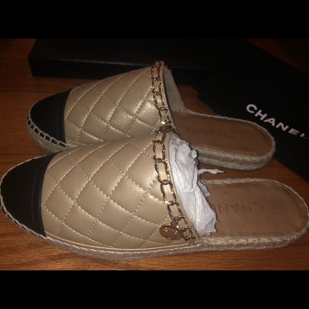‼️‼️ SOLD . HOST PICK‼️‼️💗💗Chanel Flats - Picture 16 of 16